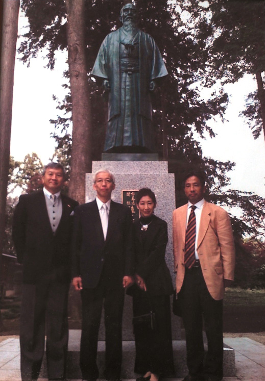 開祖の像の前